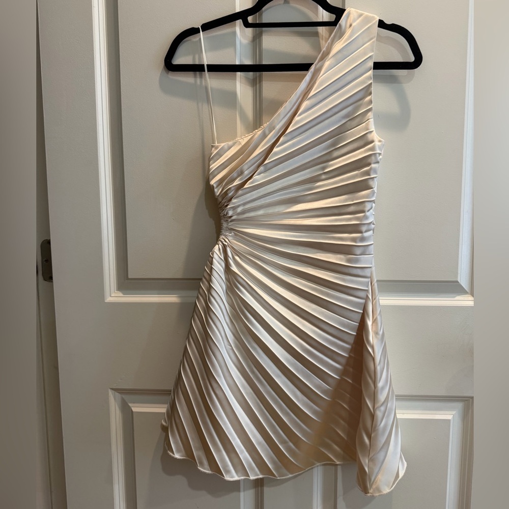 One-Shoulder Cream Pleated Satin Evening Dress